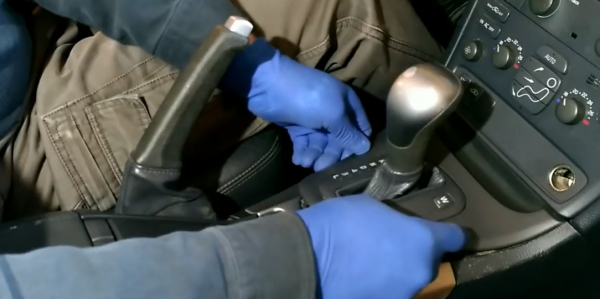 Замена чехлов ручного тормоза и ручки переключения передач Volvo C60