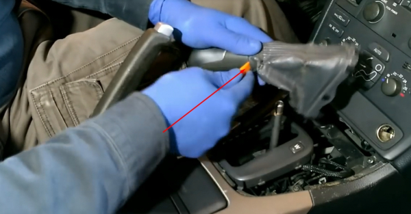 Замена чехлов ручного тормоза и ручки переключения передач Volvo C60