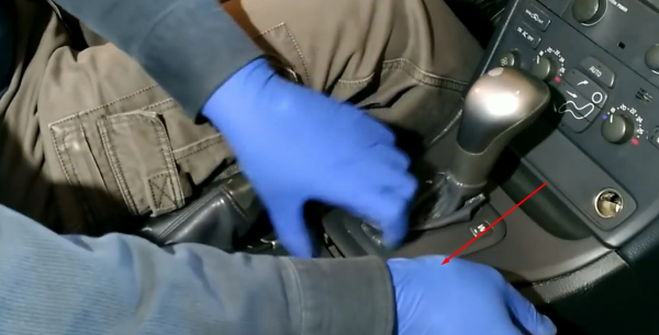 Замена ручки переключения передач и чехлов ручного тормоза в Volvo C60