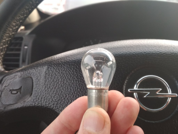 Замена лампочек в заднем фонаре автомобиля Opel Zafira A