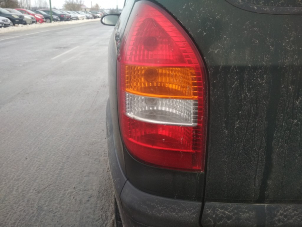 Замена лампочек в заднем фонаре автомобиля Opel Zafira A